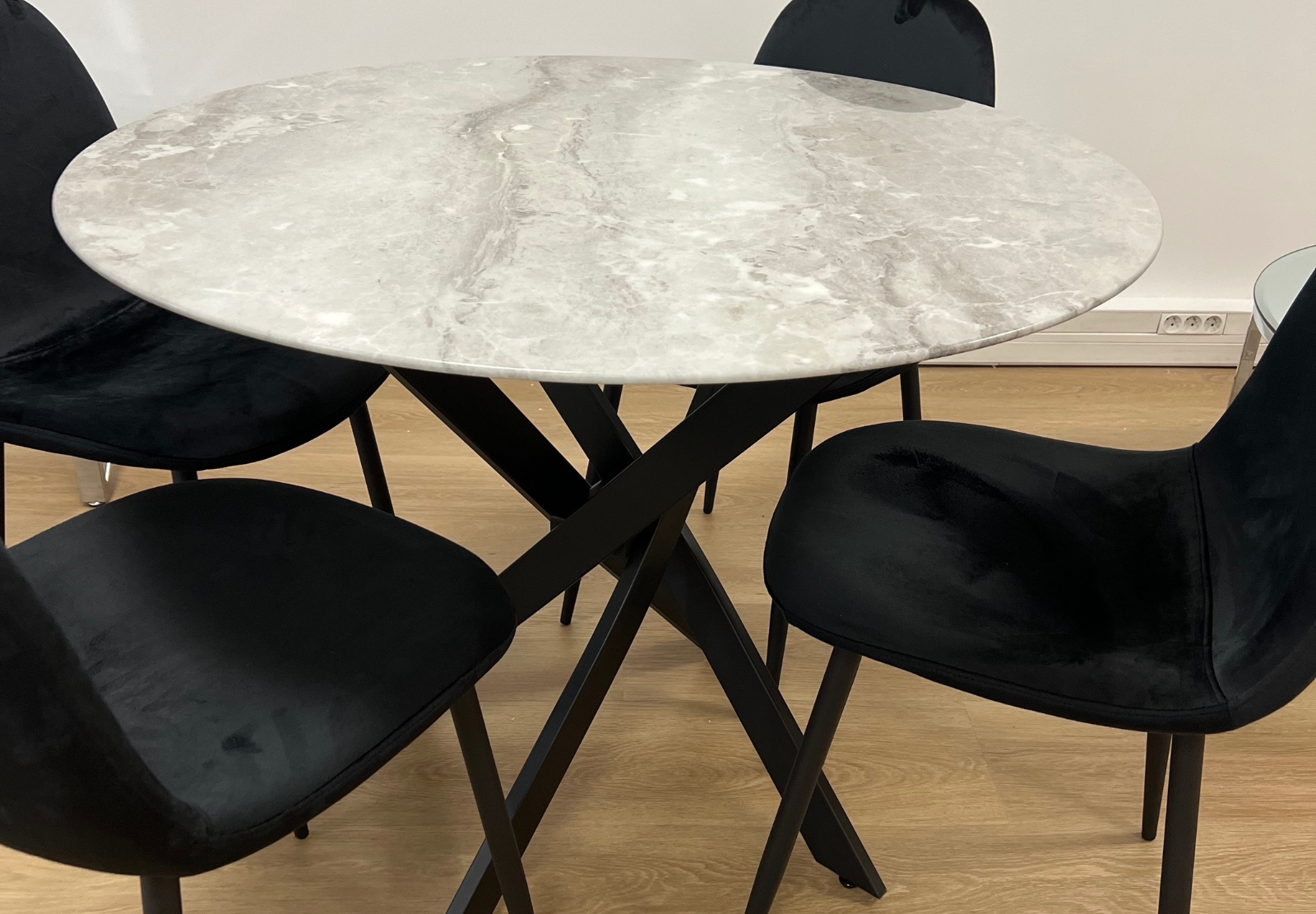 Table à manger Jessica ronde pied noir (Disponible en plusieurs coloris)